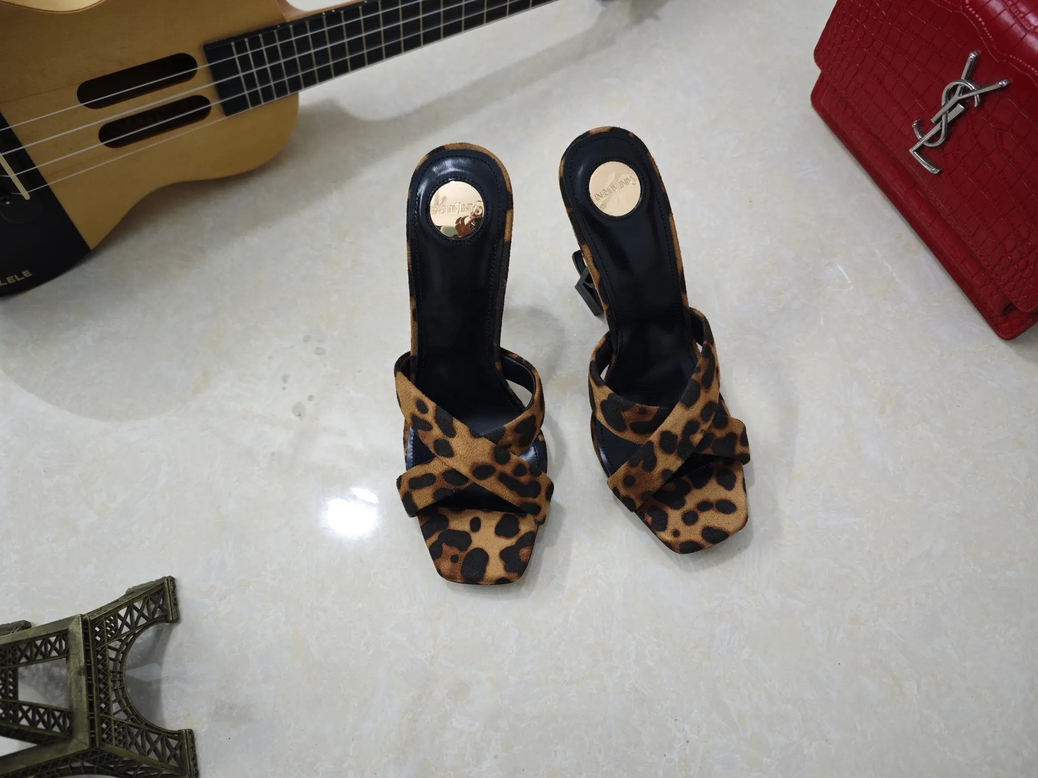 👟👟Ex-factory price 540👟👟【Saint Laurent】Yves Saint Laurent, high-heeled YSL high heels💃2025 early spring counter synchronizes the latest styles, YSL, decoration👠 Classic and high-quality glamorous masterpieces, the hottest autumn and winter series in the counter, with temperament, fashion, classic and attractive design style 😌The effect on the feet is particularly beautiful〰️, the materials are imported from Italy 🇮🇹 calf, imported black sheepskin, lining, and foot pads; sheepskin, stiletto high heels, size 35-41 (34.41.42 must be customized, non-refundable) outsole; imported genuine leather outsole, with full counter packaging